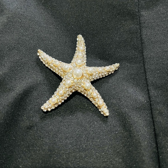Jewelry - Gold tone star broach with pearl and sparkling diamond effects